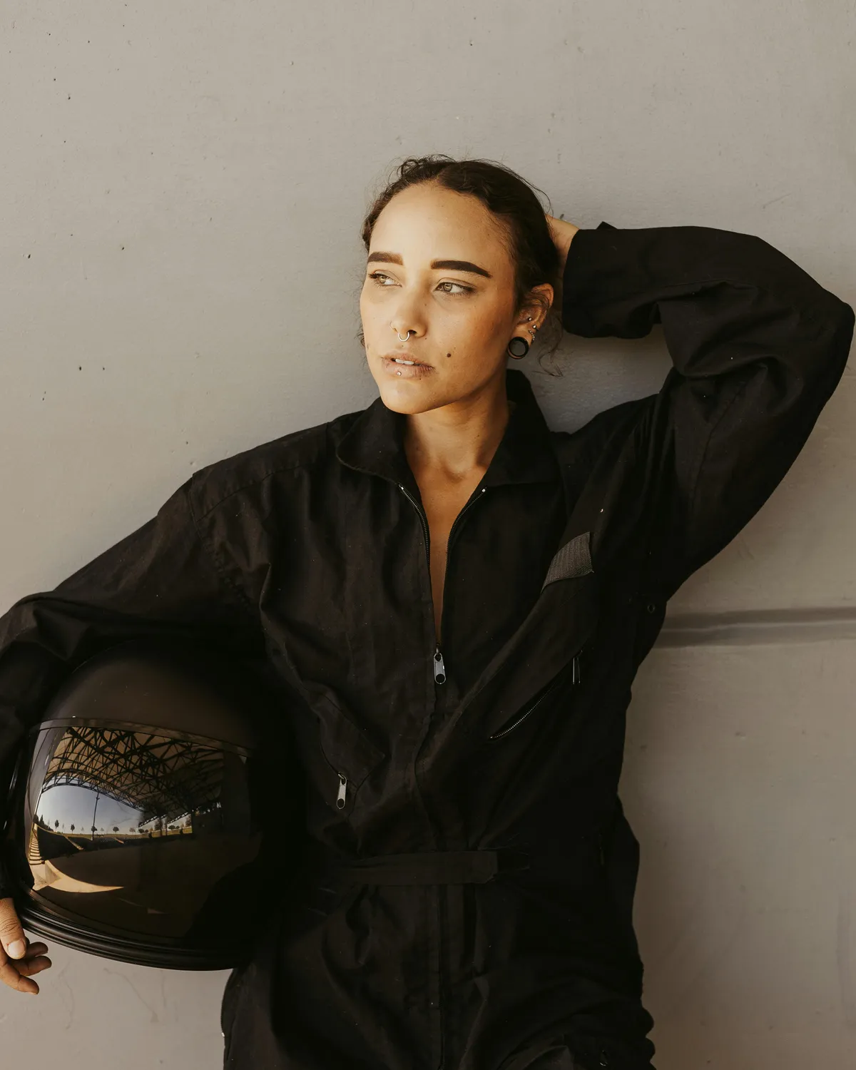 Grid Girl in motorsportnaher Umgebung mit klarer Bühnen- und Promotionpräsenz.