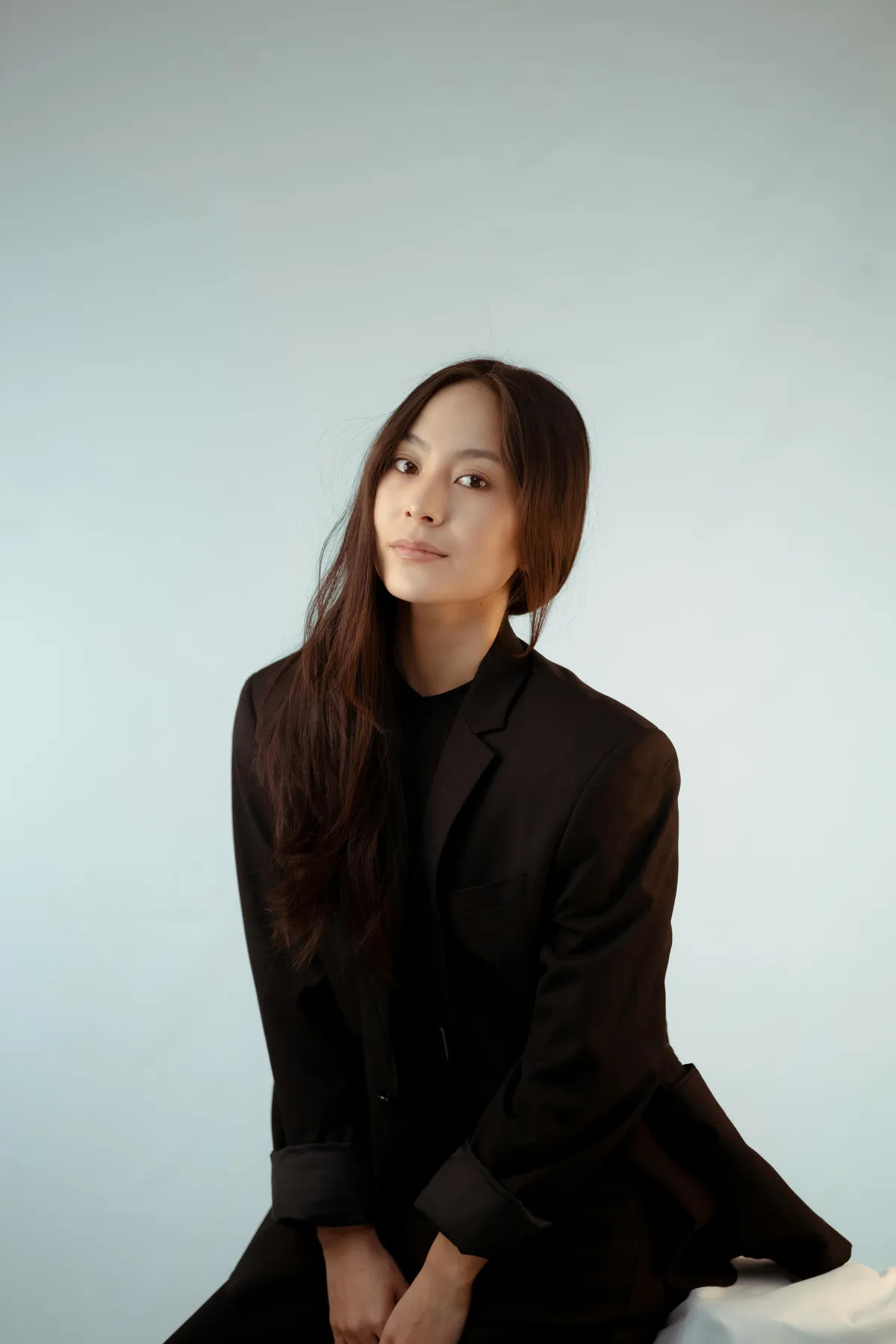 Premium Hostess mit ruhiger, hochwertiger Präsenz für VIP- und internationale Gästebetreuung.